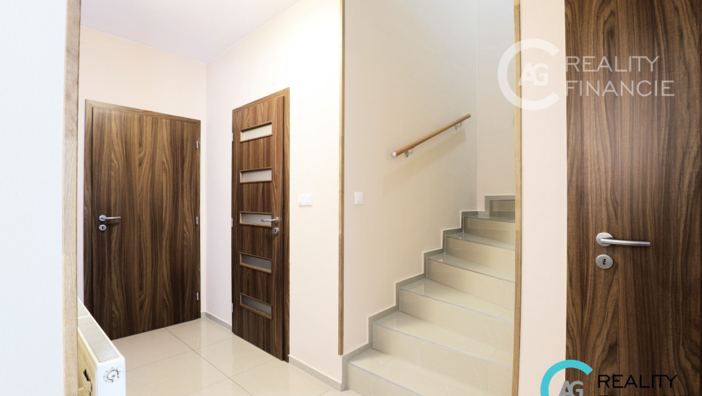 AG reality I PREDANÝ  krásny 5-izbový rodinný dom s osobitou  atmosférou - Horná Potôň