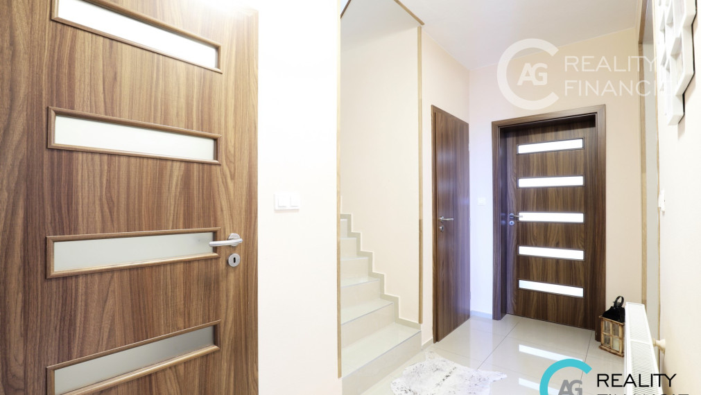 AG reality I PREDANÝ  krásny 5-izbový rodinný dom s osobitou  atmosférou - Horná Potôň