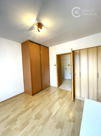 AG Reality IPRENAJATÝ  ZARIADENÝ 3I. BYT S VOĽNÝM PARKOVANÍM PRED BYTOVÝM DOMOM