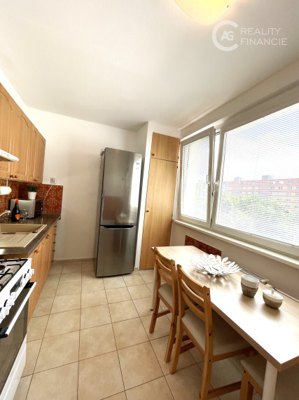 AG Reality IPRENAJATÝ  ZARIADENÝ 3I. BYT S VOĽNÝM PARKOVANÍM PRED BYTOVÝM DOMOM