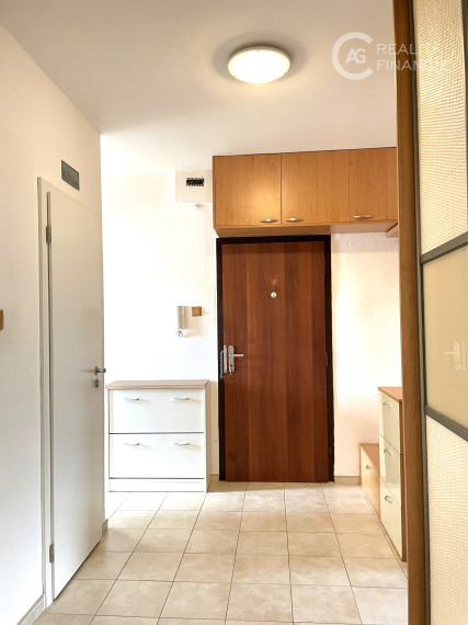 AG Reality IPRENAJATÝ  ZARIADENÝ 3I. BYT S VOĽNÝM PARKOVANÍM PRED BYTOVÝM DOMOM