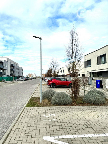 AG reality I PREDANÉ VYHRADENÉ PARKOVACIE STÁTIE NA SLÁVIČEJ ULICI