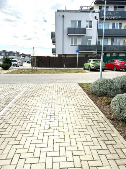 AG reality I PREDANÉ VYHRADENÉ PARKOVACIE STÁTIE NA SLÁVIČEJ ULICI