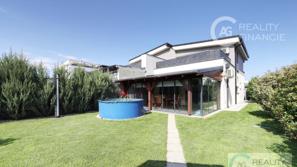 AG REALITY I NA PREDAJ – NADŠTADARDNE ZARIADENÝ 4i.  DOM V DVOJDOME S BAZÉNOM