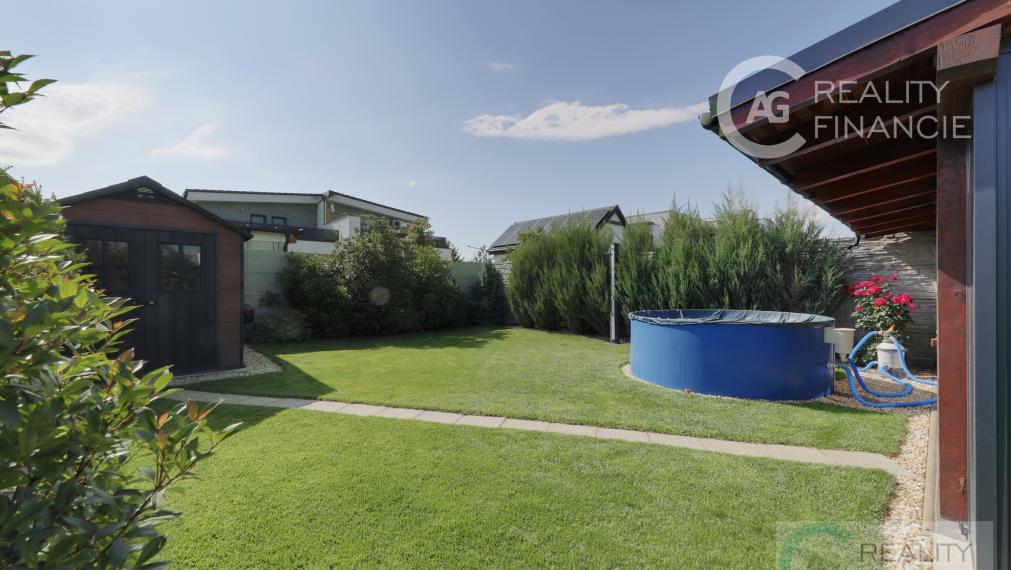 AG REALITY I NA PREDAJ – NADŠTADARDNE ZARIADENÝ 4i.  DOM V DVOJDOME S BAZÉNOM