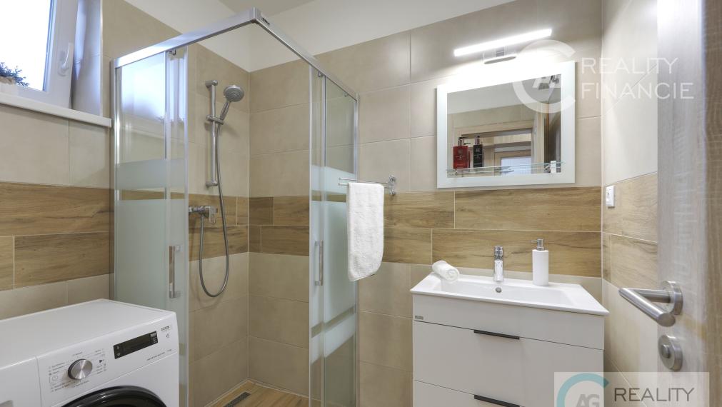 AG REALITY I NA PREDAJ – NADŠTADARDNE ZARIADENÝ 4i.  DOM V DVOJDOME S BAZÉNOM