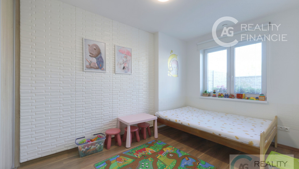 AG REALITY I NA PREDAJ – NADŠTADARDNE ZARIADENÝ 4i.  DOM V DVOJDOME S BAZÉNOM