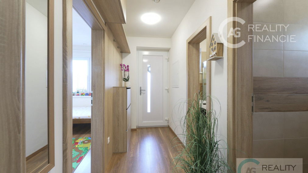 AG REALITY I NA PREDAJ – NADŠTADARDNE ZARIADENÝ 4i.  DOM V DVOJDOME S BAZÉNOM