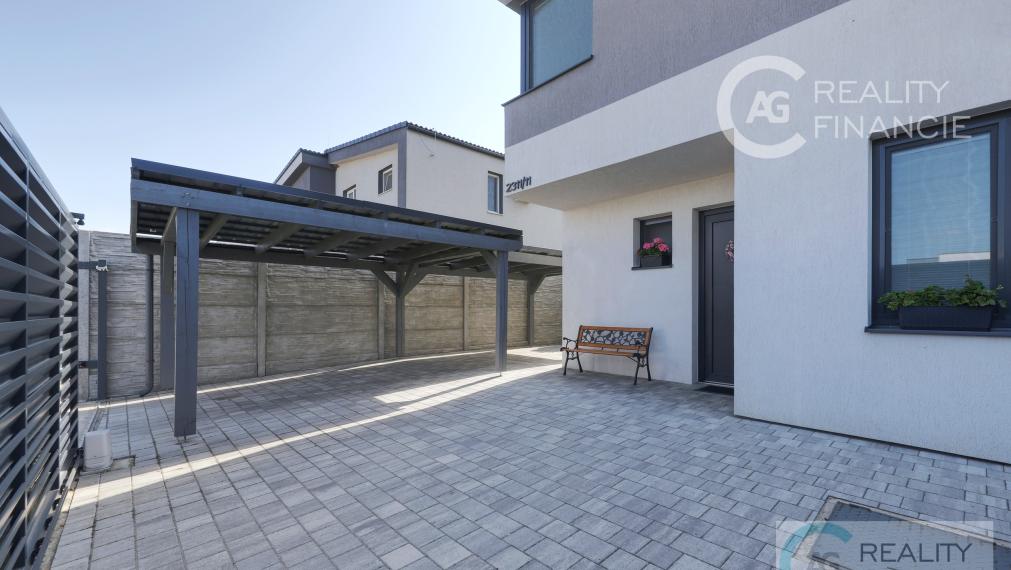 AG REALITY I NA PREDAJ – NADŠTADARDNE ZARIADENÝ 4i.  DOM V DVOJDOME S BAZÉNOM