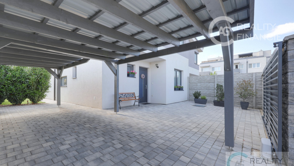 AG REALITY I NA PREDAJ – NADŠTADARDNE ZARIADENÝ 4i.  DOM V DVOJDOME S BAZÉNOM