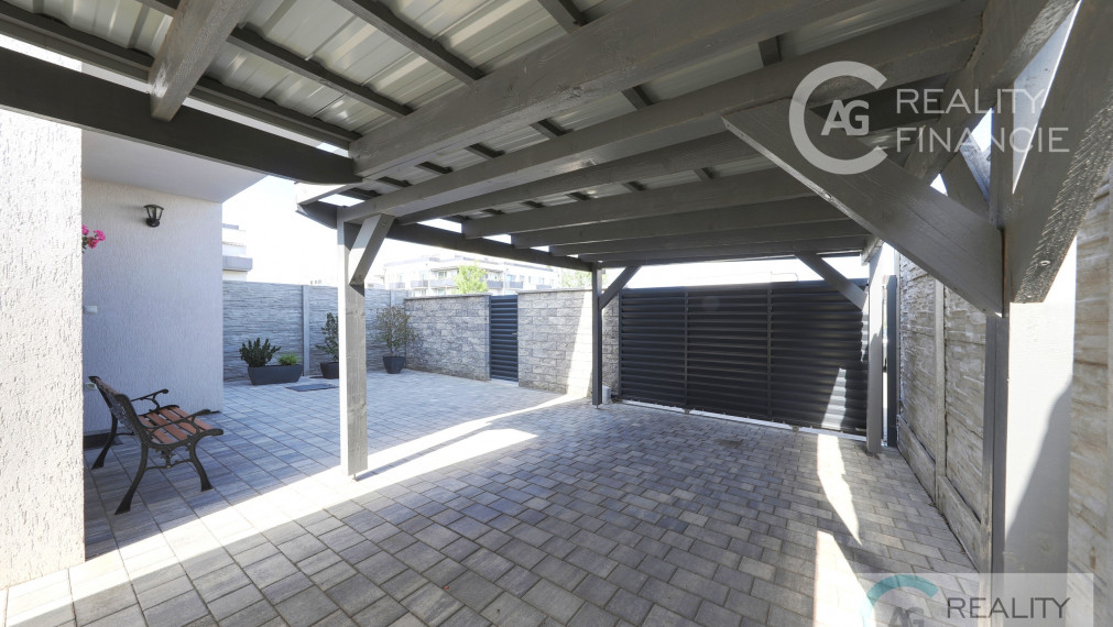 AG REALITY I NA PREDAJ – NADŠTADARDNE ZARIADENÝ 4i.  DOM V DVOJDOME S BAZÉNOM