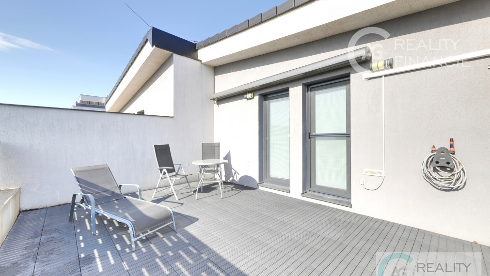 AG REALITY I NA PREDAJ – NADŠTADARDNE ZARIADENÝ 4i.  DOM V DVOJDOME S BAZÉNOM