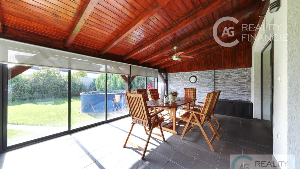 AG REALITY I NA PREDAJ – NADŠTADARDNE ZARIADENÝ 4i.  DOM V DVOJDOME S BAZÉNOM