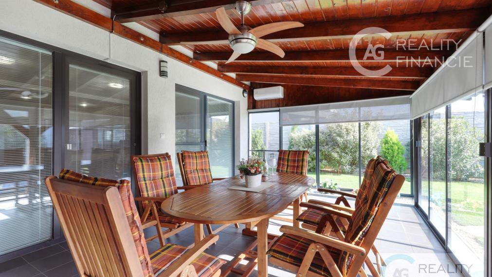 AG REALITY I NA PREDAJ – NADŠTADARDNE ZARIADENÝ 4i.  DOM V DVOJDOME S BAZÉNOM
