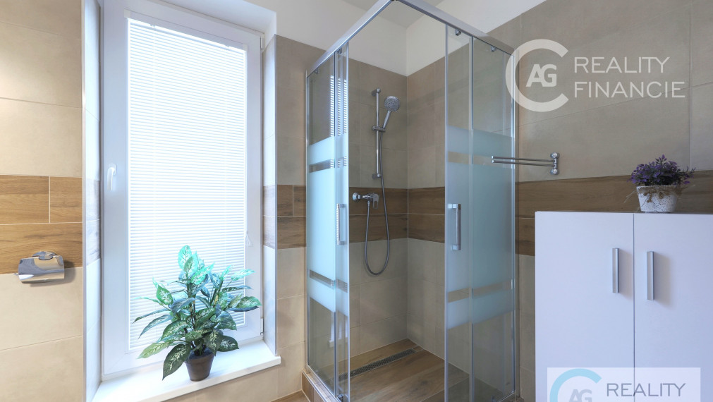 AG REALITY I NA PREDAJ – NADŠTADARDNE ZARIADENÝ 4i.  DOM V DVOJDOME S BAZÉNOM