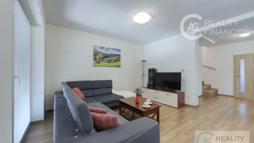 AG REALITY I NA PREDAJ – NADŠTADARDNE ZARIADENÝ 4i.  DOM V DVOJDOME S BAZÉNOM