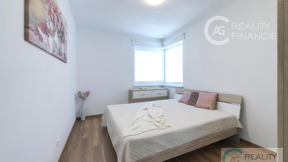 AG REALITY I NA PREDAJ – NADŠTADARDNE ZARIADENÝ 4i.  DOM V DVOJDOME S BAZÉNOM