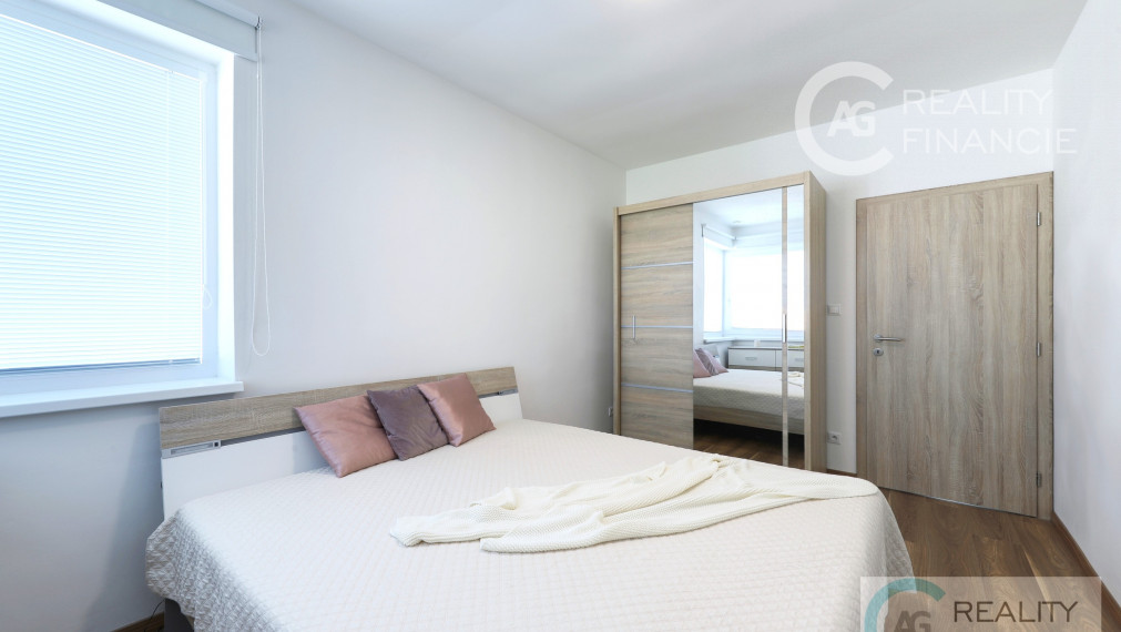 AG REALITY I NA PREDAJ – NADŠTADARDNE ZARIADENÝ 4i.  DOM V DVOJDOME S BAZÉNOM