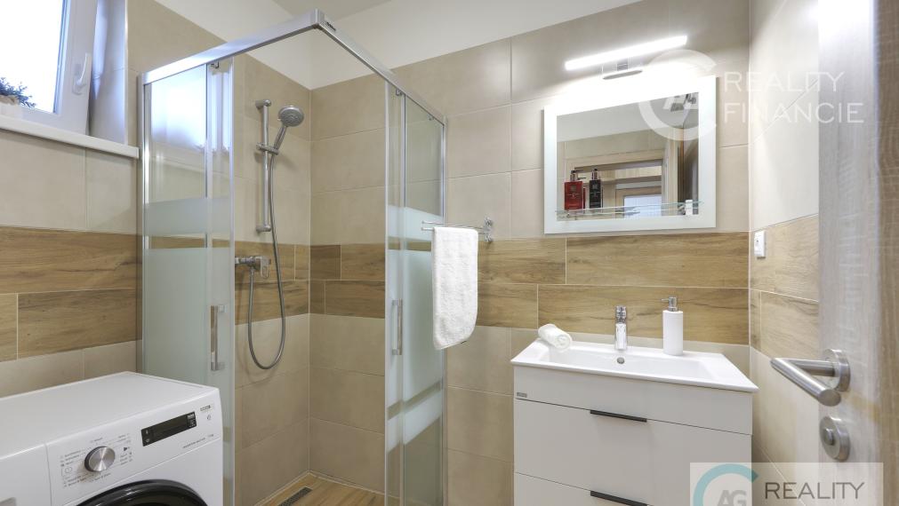 AG REALITY I NA PREDAJ – NADŠTADARDNE ZARIADENÝ 4i.  DOM V DVOJDOME S BAZÉNOM