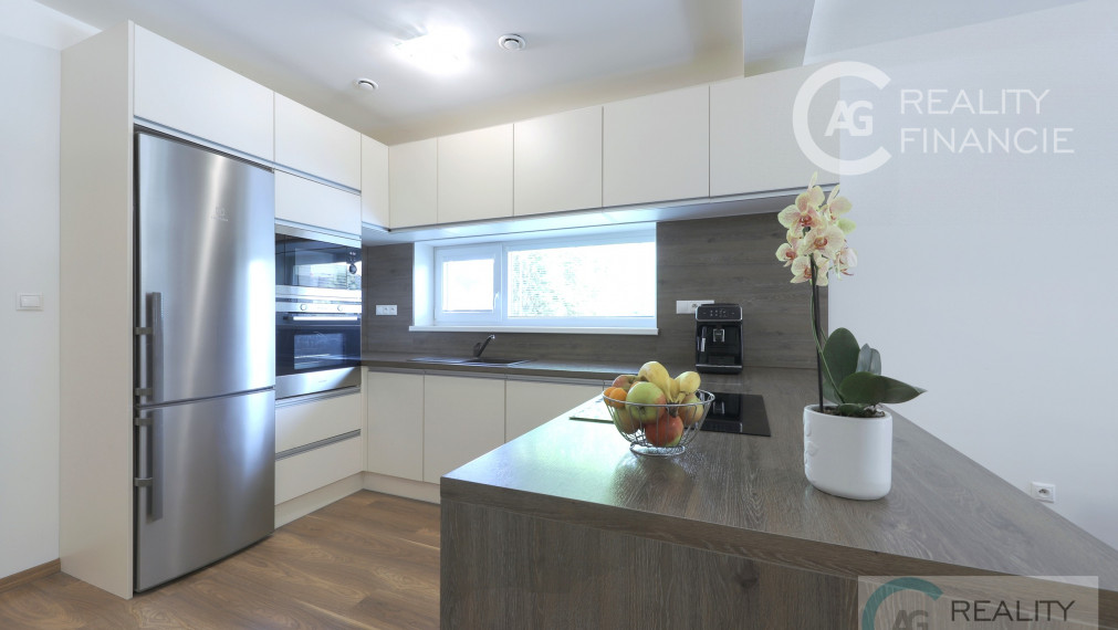 AG REALITY I NA PREDAJ – NADŠTADARDNE ZARIADENÝ 4i.  DOM V DVOJDOME S BAZÉNOM