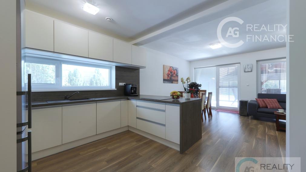 AG REALITY I NA PREDAJ – NADŠTADARDNE ZARIADENÝ 4i.  DOM V DVOJDOME S BAZÉNOM