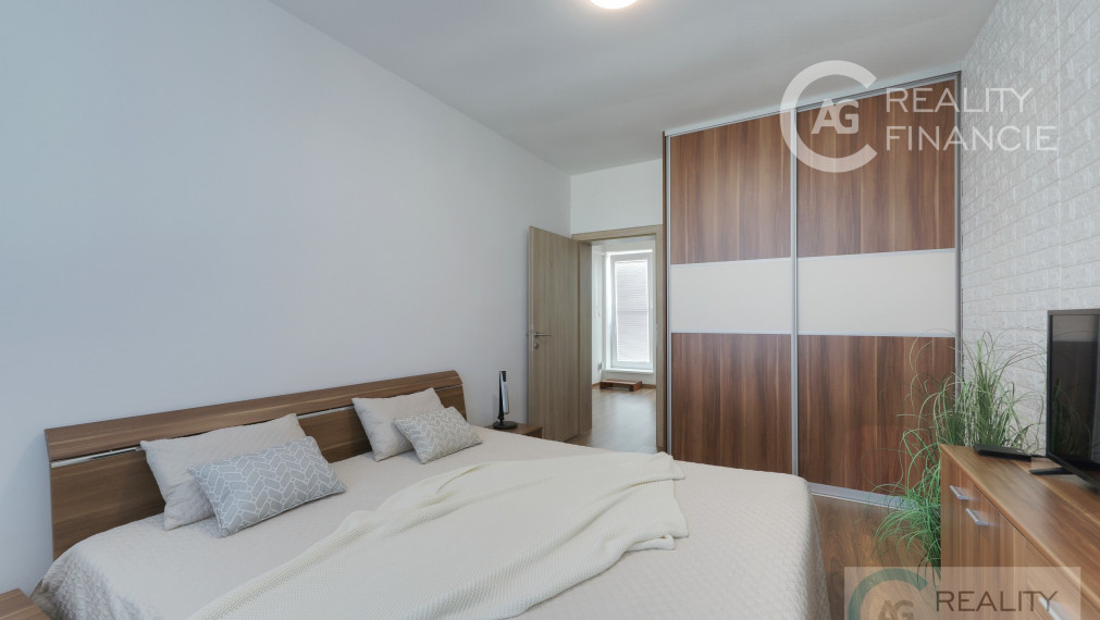 AG REALITY I NA PREDAJ – NADŠTADARDNE ZARIADENÝ 4i.  DOM V DVOJDOME S BAZÉNOM