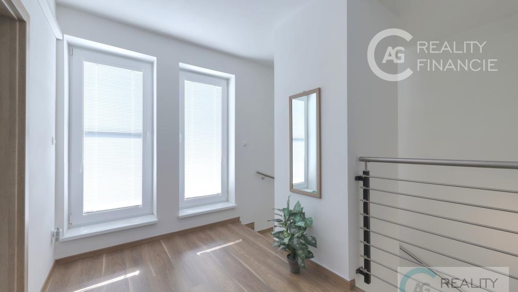 AG REALITY I NA PREDAJ – NADŠTADARDNE ZARIADENÝ 4i.  DOM V DVOJDOME S BAZÉNOM