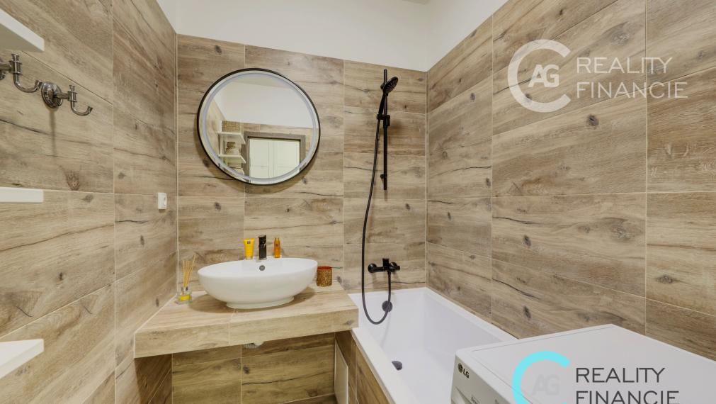 AG REALITYI NA PREDAJ 3izb. byt kompl. rekonštruovaný  začiatok Petržalky - Gessayova ul.