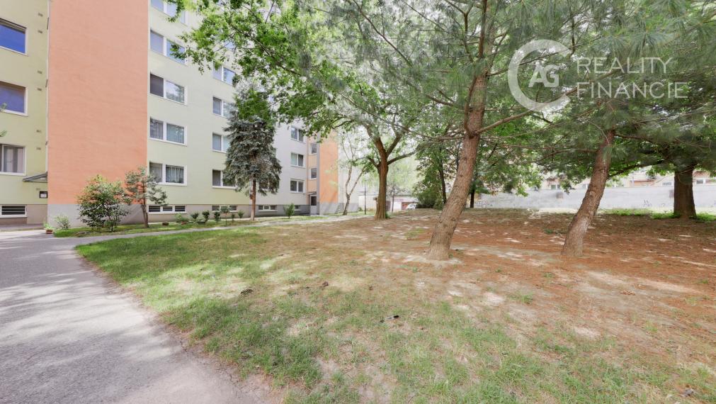 AG REALITYI NA PREDAJ -3 IZB.BYT S BALKÓNOM OBKOLESENÝ ZELEŇOU