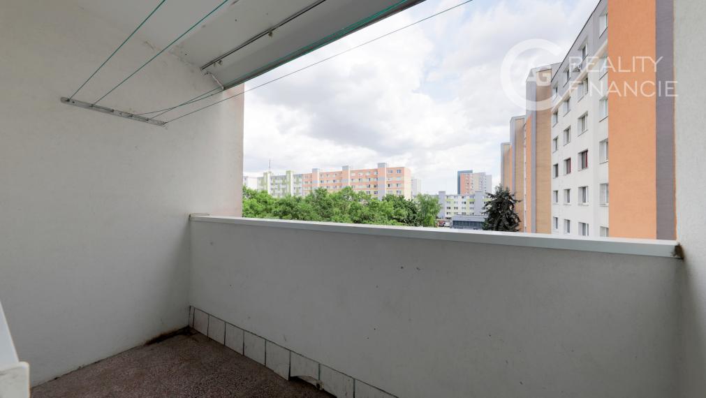 AG REALITYI NA PREDAJ -3 IZB.BYT S BALKÓNOM OBKOLESENÝ ZELEŇOU