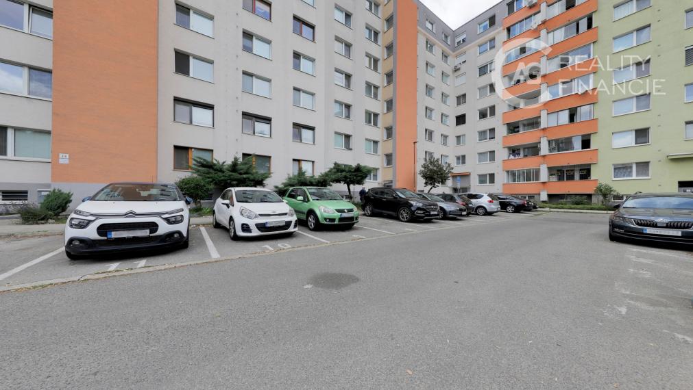 AG REALITYI NA PREDAJ -3 IZB.BYT S BALKÓNOM OBKOLESENÝ ZELEŇOU