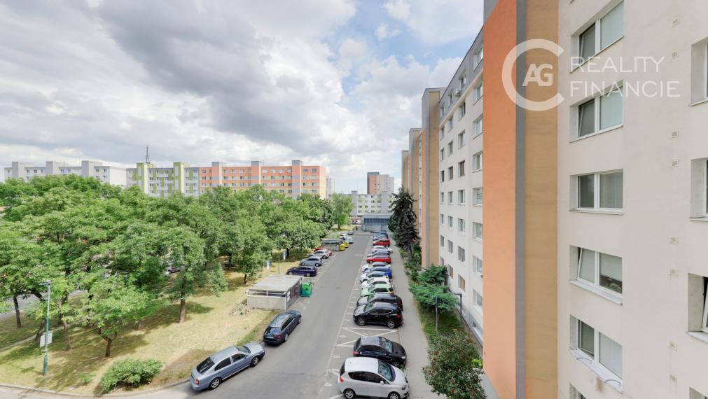 AG REALITYI NA PREDAJ -3 IZB.BYT S BALKÓNOM OBKOLESENÝ ZELEŇOU