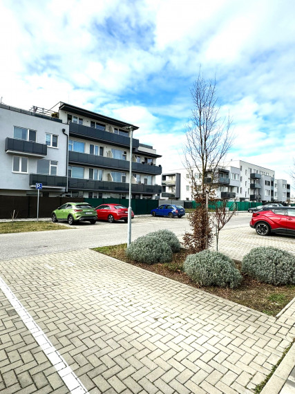 AG reality I PREDANÉ VYHRADENÉ PARKOVACIE STÁTIE NA SLÁVIČEJ ULICI