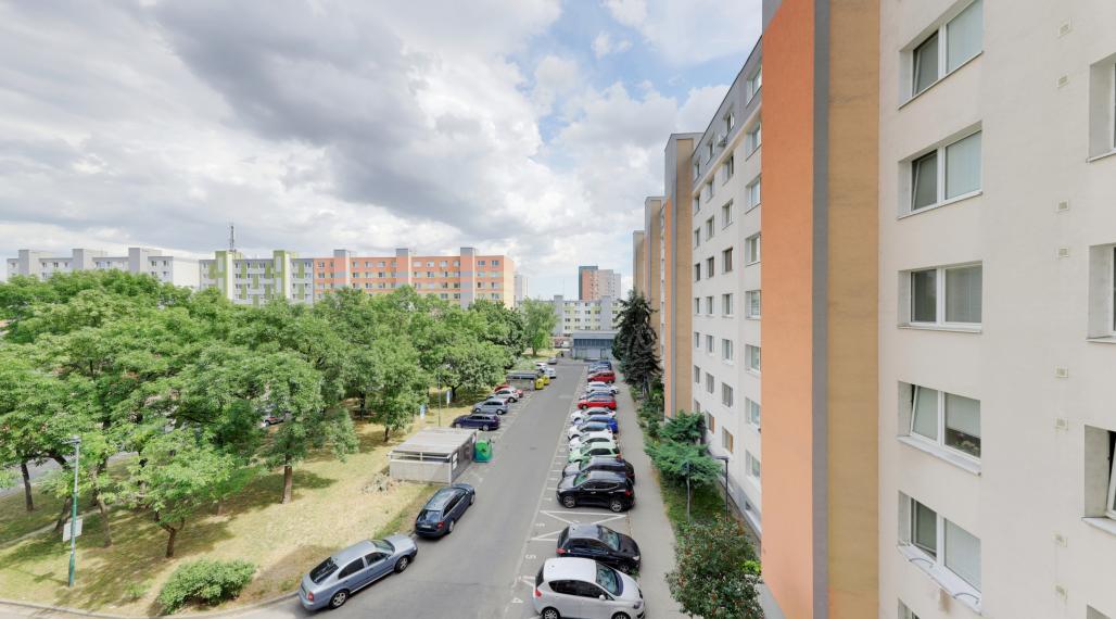 AG REALITYI NA PREDAJ -3 IZB.BYT S BALKÓNOM OBKOLESENÝ ZELEŇOU