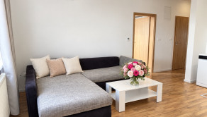AG REALITY I NA PREDAJ 2 IZB.BYT S PARKOVACÍM MIESTOM  ČIAST. ZARIADENÝ -HVIEZDNA UL. - fotografia 1