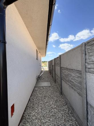 AG REALITY I NA PREDAJ POSLEDNÉ 2 SAMOSTATNÉ ROD.DOMY 4 IZB- MILOSLAVOV - fotografia 32