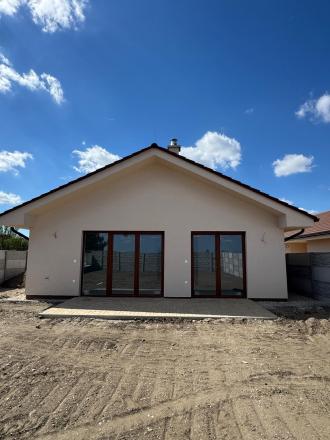 AG REALITY I NA PREDAJ POSLEDNÉ 2 SAMOSTATNÉ ROD.DOMY 4 IZB- MILOSLAVOV - fotografia 20