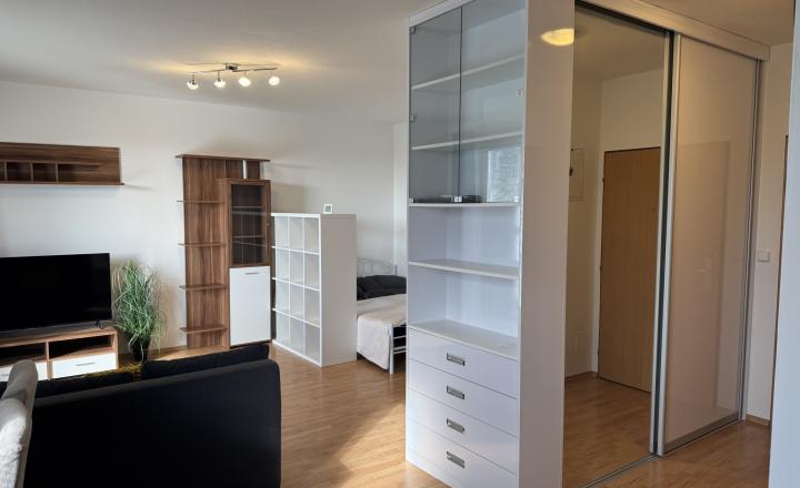 AG REALITY I NA PRENÁJOM KOMPLETNE zariadený 1 izb byt s balkónom- STUPAVA - fotografia 1